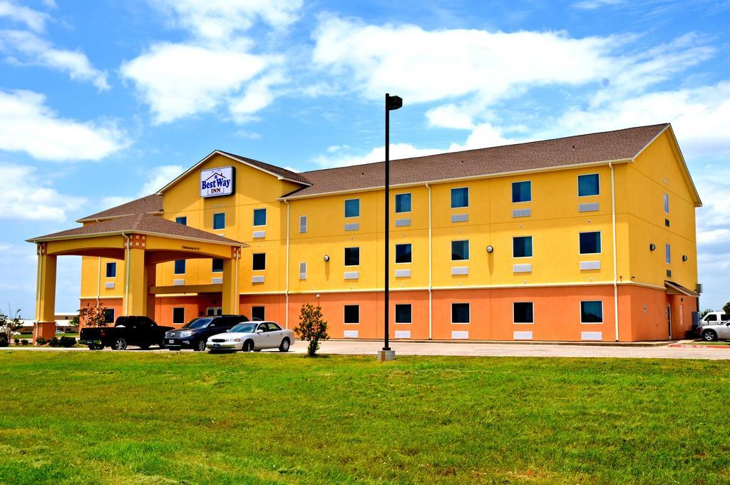 Best Way Inn Клебърн Екстериор снимка